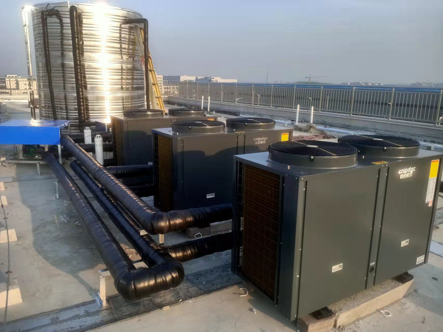 南京辉阳建筑工程有限公司工人工地空气能热泵热水系统